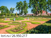 Монплезир Monplaisir Palace in Peterhof (2017 год). Редакционное фото, фотограф Baturina Yuliya / Фотобанк Лори