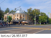 Перекресток улиц Маршала Бирюзова и Маршала Соколовского. Трёхэтажный кирпичный жилой дом, Маршала Бирюзова, 21 (2017 год). Редакционное фото, фотограф Александр Замараев / Фотобанк Лори