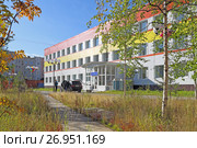 МУЗ ЦРБ Перинатальный центр осенним солнечным днем в городе Надыме, Ямало-Ненецкий автономный округ (2017 год). Редакционное фото, фотограф Григорий Писоцкий / Фотобанк Лори