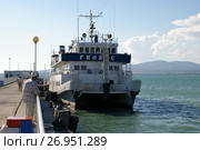 Геленджик. Катамаран "Глобус" у морского вокзала (2006 год). Редакционное фото, фотограф Дмитрий Щукин / Фотобанк Лори