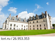 Замок Амбуаз (фр. château d'Amboise) солнечным днем ранней осенью. Департамент Эндр и Луара. Франция (2017 год). Редакционное фото, фотограф E. O. / Фотобанк Лори
