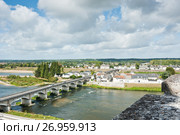 Вид на реку Луару со стен замка Амбуаз (фр. château d'Amboise) ранней осенью. Департамент Эндр и Луара. Франция (2017 год). Редакционное фото, фотограф E. O. / Фотобанк Лори