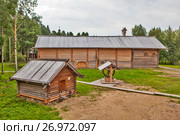 Дом-двор Попова, колодец и амбар. Крестьянское подворье. "Малые Корелы". Архангельская область (2017 год). Редакционное фото, фотограф Сергей Афанасьев / Фотобанк Лори