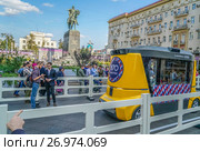 Москвичи и гости столицы на Тверской улице во время праздника Дня города. Демонстрация беспилотного микроавтобуса (2017 год). Редакционное фото, фотограф Виктор Тараканов / Фотобанк Лори