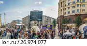 Москвичи и гости столицы на Тверской улице во время праздника Дня города (2017 год). Редакционное фото, фотограф Виктор Тараканов / Фотобанк Лори