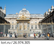 Дворец Правосудия (фр. Palais de Justice) в солнечный день. Париж. Франция (2017 год). Редакционное фото, фотограф E. O. / Фотобанк Лори