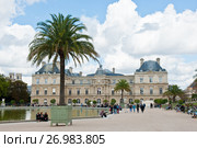 Вид на Люксембургский дворец (Palais du Luxembourg) со стороны Люксембургского сада (Jardin du Luxembourg). Париж. Франция (2017 год). Редакционное фото, фотограф E. O. / Фотобанк Лори