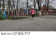 Девочка катается на скейтборде в парке. Стоковое видео, видеограф Олег Хархан / Фотобанк Лори
