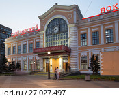 Savelovsky railway station (Savyolovsky, Savyolovskiy, Savyolovsky or Savelovskiy)-- is one of the nine main railway stations in Moscow, Russia(at night). (2015 год). Редакционное фото, фотограф Владимир Журавлев / Фотобанк Лори