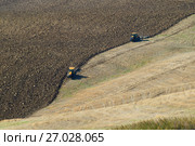 Распашка поля на холмах Тосканы. Италия (2017 год). Стоковое фото, фотограф Виктор Карасев / Фотобанк Лори