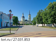 Город Мосальск, Калужская область. Церковь Николая Чудотворца на центральной площади (2017 год). Редакционное фото, фотограф Елена Коромыслова / Фотобанк Лори