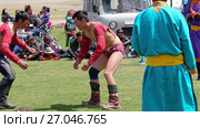 Mongolian wrestlers wrestling in nature. Spectators in national clothes watch the competition (2017 год). Редакционное видео, видеограф Сергей Пристяжнюк (Serg Zastavkin) / Фотобанк Лори
