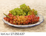 Juicy fresh red and white grapes. Стоковое фото, фотограф ElenArt / Фотобанк Лори