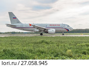 Самолет Airbus A319-111 (бортовой номер EI-ETO) авиакомпании "Россия" (Rossiya Airlines) готовится к взлету в московском международном аэропорту Домодедово. Май 2012 года. Редакционное фото, фотограф Владимир Сергеев / Фотобанк Лори