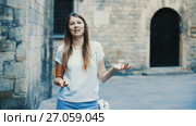 Smiling friendly girl inviting you to walk around summer city. Стоковое видео, видеограф Яков Филимонов / Фотобанк Лори