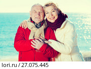 Mature couple walking by sea. Стоковое фото, фотограф Яков Филимонов / Фотобанк Лори