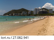 Beautiful clean South China Sea on the Dadonghai Beach on the tourist island of Hainan (2017 год). Редакционное фото, фотограф Юлия Машкова / Фотобанк Лори
