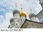 Купола храма Святителя Николая в Пыжах летом. Москва (2017 год). Редакционное фото, фотограф E. O. / Фотобанк Лори