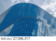 Стеклянный фасад небоскрёба на фоне неба с облаками. Москва, бизнес-центр «Прео 8» (2017 год). Стоковое фото, фотограф Горшков Игорь / Фотобанк Лори