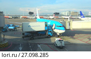 Подготовка к полету самолета Боинг 737 авиакомпании KLM в аэропорту Схипхол. Амстердам (2017 год). Редакционное видео, видеограф Виктор Карасев / Фотобанк Лори