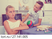 Boy is excusing for the offendedly girl and offering to play ball. Стоковое фото, фотограф Яков Филимонов / Фотобанк Лори