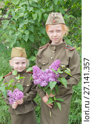 Две девочки в военной форме. Стоковое фото, фотограф Олег Хархан / Фотобанк Лори