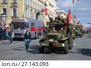Участники ретропарада на Невском проспекте. День Победы в Санкт-Петербурге (2017 год). Редакционное фото, фотограф Виктор Карасев / Фотобанк Лори