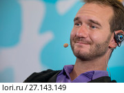 Австралийский оратор, писатель Ник Вуйчич выступает перед прессой на XIX Всемирном фестивале молодежи и студентов в Сочи, Россия (2017 год). Редакционное фото, фотограф Николай Винокуров / Фотобанк Лори