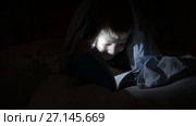 Мальчик с фонариком под одеялом читает книгу. Школьник, эмоции, секреты, ужасы, смех. Стоковое видео, видеограф Mikhail Erguine / Фотобанк Лори