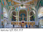 Люди в храме воскресения Христова, новомучеников и исповедников русской церкви в Сретенском монастыре. Рождественский бульвар, 18, стр. 2. Москва (2017 год). Редакционное фото, фотограф Татьяна Белова / Фотобанк Лори