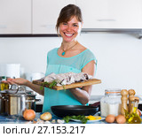 housewife frying saltwater fish. Стоковое фото, фотограф Яков Филимонов / Фотобанк Лори