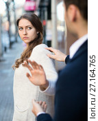 Adult man does not succeed in getting acquainted with girl. Стоковое фото, фотограф Яков Филимонов / Фотобанк Лори