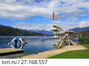 Вышка для прыжков в воду на пляже города Милльштатт (Millstatt). Альпы, Каринтия, Австрия. (2017 год). Редакционное фото, фотограф Bala-Kate / Фотобанк Лори