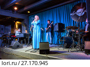 Концерт джазового ансамбля "Невелик Оркестр" "Nevelique Orchestre". Певица Наталия Тапиша. Екатеринбург. Редакционное фото, фотограф Евгений Ткачёв / Фотобанк Лори