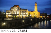 Illuminated City Hall on Oradea embankment in twilight, Romania (2017 год). Стоковое видео, видеограф Яков Филимонов / Фотобанк Лори