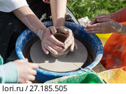 Master class on pottery / Photo taken in Russia, in the city of Orenburg, at the fair of the festival of historical reconstruction "Ratny glory." (2017 год). Редакционное фото, фотограф Вадим Орлов / Фотобанк Лори
