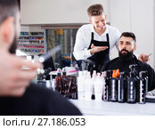 Client making specifications about haircut. Стоковое фото, фотограф Яков Филимонов / Фотобанк Лори