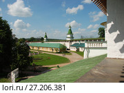 Восточный корпус братских келий. Башни Варуха и Ефремова.Воскресенский Новоиерусалимский мужской ставропигиальный монастырь. Город Истра. Московская область (2010 год). Стоковое фото, фотограф lana1501 / Фотобанк Лори