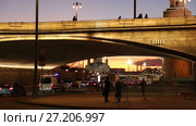 Big Moskvoretsky bridge (at Night) in a Moscow, Russia (2017 год). Редакционное видео, видеограф Владимир Журавлев / Фотобанк Лори