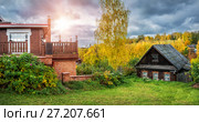 Вросший в землю дом The house has grown into the ground (2017 год). Стоковое фото, фотограф Baturina Yuliya / Фотобанк Лори