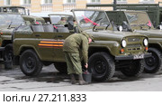 Солдат моет колеса автомобиля перед парадом Победы. Дворцовая площадь, город Санкт-Петербург (2017 год). Редакционное видео, видеограф Григорий Писоцкий / Фотобанк Лори