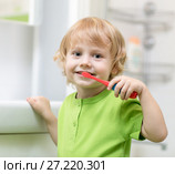 Little boy brushing his teeth in bathroom. Стоковое фото, фотограф Оксана Кузьмина / Фотобанк Лори