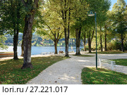 Осенний парк на берегу озера Мильштеттер. Город Зебоден (Seeboden), штат Каринтия, Австрия (2017 год). Редакционное фото, фотограф Bala-Kate / Фотобанк Лори