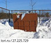 Мусорный контейнер при входе в парк. Район Гольяново. Город Москва (2010 год). Стоковое фото, фотограф lana1501 / Фотобанк Лори