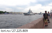 Турист снимает на смартфон военные корабли в акватории Невы. Канун Дня ВМФ в Санкт-Петербурге (2017 год). Редакционное видео, видеограф Виктор Карасев / Фотобанк Лори