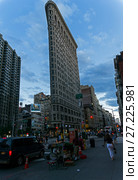 Нью-Йорк, Манхэттен.Знаменитый "утюг" (Flatiron Building) на фоне вечернего неба. (2017 год). Редакционное фото, фотограф Сергей Рыбин / Фотобанк Лори