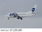 Самолет Boeing 737-500 (VP-BVL) авиакомпании "Ютейр" на глиссаде пасмурным днем (2017 год). Редакционное фото, фотограф Виктор Карасев / Фотобанк Лори
