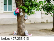 Россия, Таганрог, мусор, выброшенный на улице жителями города (2014 год). Стоковое фото, фотограф glokaya_kuzdra / Фотобанк Лори