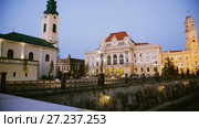 Illuminated City Hall on Oradea embankment in twilight, Romania (2017 год). Стоковое видео, видеограф Яков Филимонов / Фотобанк Лори