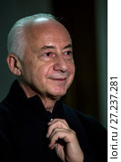 Народный артист СССР, дирижер Владимир Спиваков дает интервью федеральному каналу в стенах консерватории города Москвы, Россия (2017 год). Редакционное фото, фотограф Николай Винокуров / Фотобанк Лори